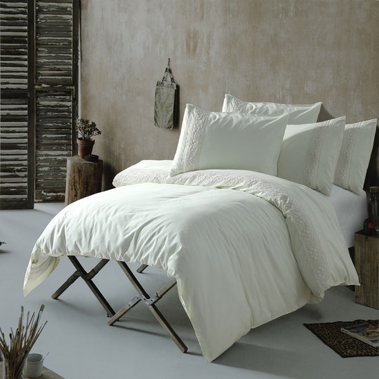 Lace and Tuck Duvet cover